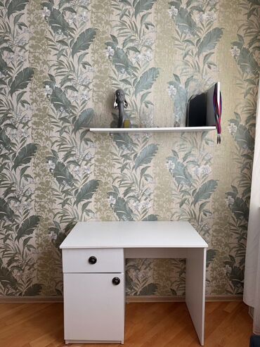 стол компьютерный складной трансформер: Ağ rəngli kompyuter/iş masası - Kompakt dizayn: sağ tərəfdə açıq ayaq