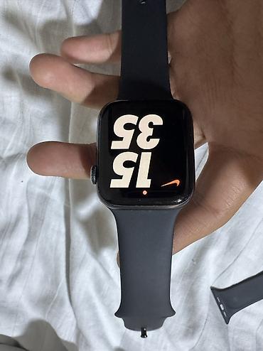Продам Apple Watch 5 серии 44 мм в комплекте зарядка и сами часы и 2
