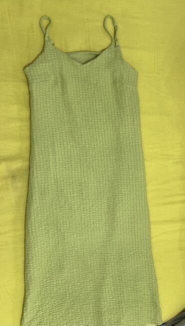 белые детские сарафаны: Yüngül yay paltarı – açıq yaşıl rəngdə - Model: nazik çiyin kəmərləri