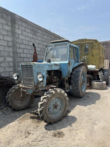 купить мтз 82 бу в беларуси: Трактор синего цвета, предназначенный для выполнения различных