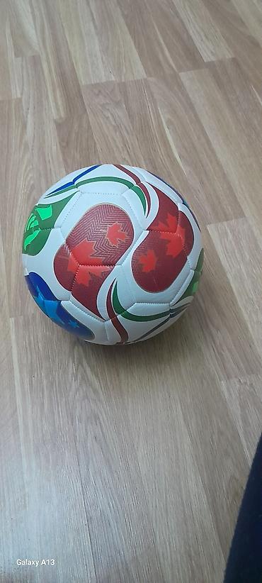 Futbol topu - Ölçü: standart futbol ölçüsü (təxminən 5 nömrə) -