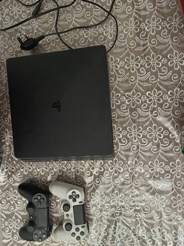 PS4 (Sony Playstation 4): Playstation 4 Slim 1 TB satılır. Pultlar ikisi də originaldı. Sistem