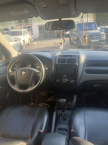 4 teker atv: Kia Sportage – ağ rəngli, şəhər və yolsuzluq üçün praktik kompakt SUV — 5