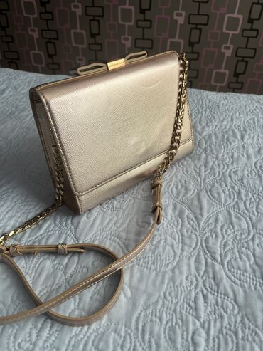 Çantalar: Çiyin çantası, Charles & Keith, İşlənmiş