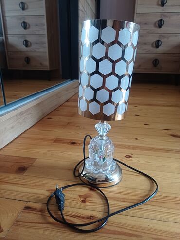 выключатель с регулятором яркости: Masaüstü dekorativ lampa - Şık metal abaşur: altıbucaqlı (hexaqonal)