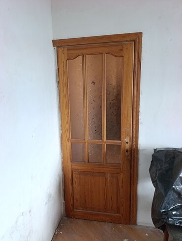 qapl pencere: Taxta iç otaq qapısı - Material: təbii ağac (şam tonlarında)