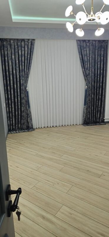 Pərdə və tüllər: Qalın, boz rəngli, zərli naxışlı pərdələr otağa zərif və dəbli bir — 23