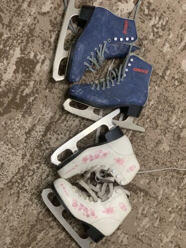 Коньки: Продам 2конька синие размер 37 в среднем состоянии с Москвы Белые — 2