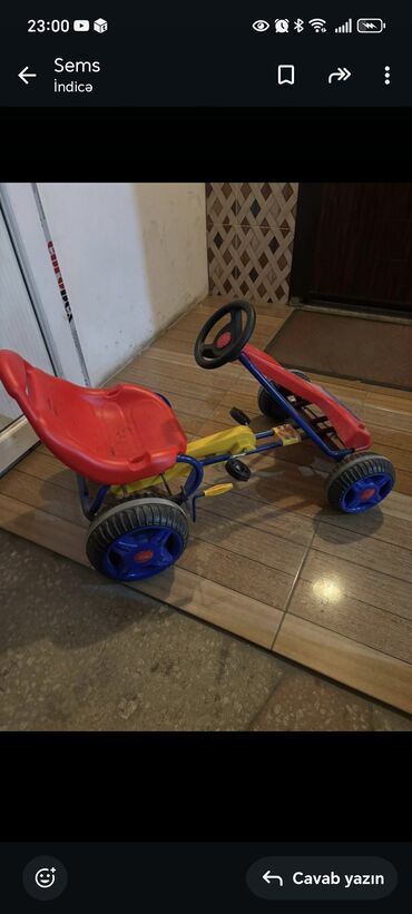 Oyuncaqlar: Qırmızı oturacağı olan uşaq velosiped maşını. Sarı rəngli pedallar