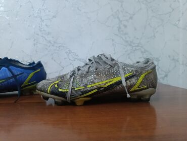 Бутсы: Футбольные бутсы Nike Mercurial с шипами. Подходят для игры на траве и