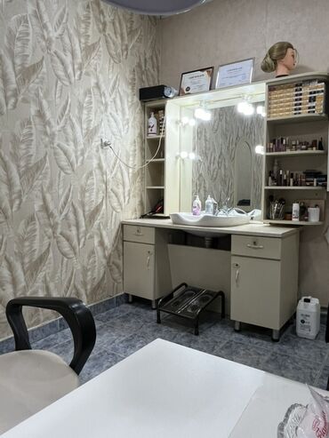 mebel dəsti: Gözəllik salonu üçün mebel dəsti. Dəstə güzgü, işıqlar, lavabo
