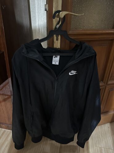 nike куртки: Куртка S (EU 36), M (EU 38), L (EU 40), цвет - Черный