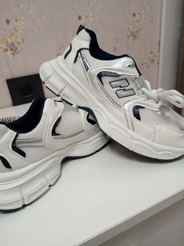Makasin və loferlər: New Balance, Ölçü: 40, rəng - Ağ, Yeni