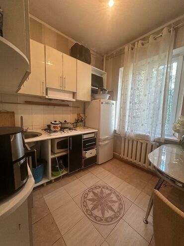 дешевые квартиры в оше: 3 комнаты, 64 м², 105 серия, 3 этаж, Старый ремонт