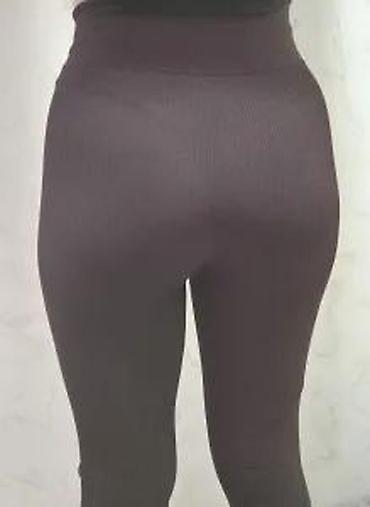 Helanke, biciklistički šortsevi: Ženske helanke tamne boje sa rebrastom teksturom. Karakteriše ih visok — 18