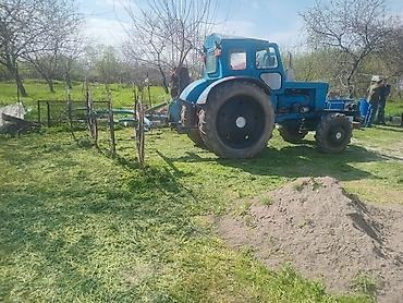 yem qıran: Mavi rəngli təkərli traktor, arxaya qoşulan ot yığan/çırpıcı (saman-ot — 1
