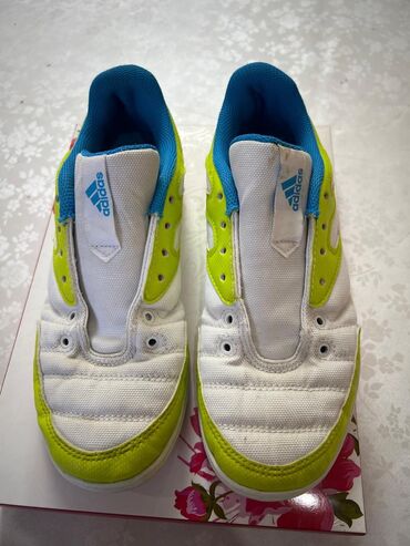 обувь для фудбола: Продаю кроссовки фирмы Adidas, оригинал. Размер 35, цена 700 сомов