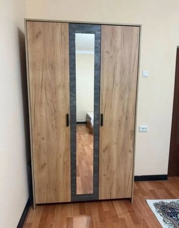 суточный дом: 1 бөлмө, Риелтор, Чогуу жашоосу жок, Жарым -жартылай эмереги бар