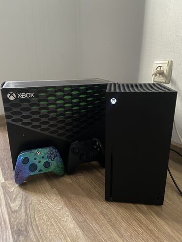 игровая приставка денди: Xbox Series X, память 1 ТБ, состояние б/у, пользовался полгода