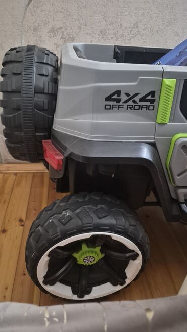 maşın ucun uşaq oturacağı: Böyük, açıq boz rəngli, 4x4 Off Road loqosu ilə bəzədilmiş uşaq minik