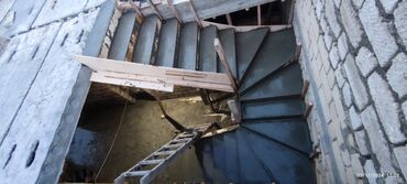 Потолок: Betondan hazırlanmış pilləkənlər müxtəlif layihələr üçün uyğundur. Bu