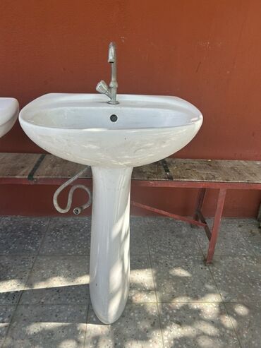 Hamam üçün aksessuarlar: Ayaqüstü keramik əl-üz yumaq lavabosu - Material: ağ keramika -