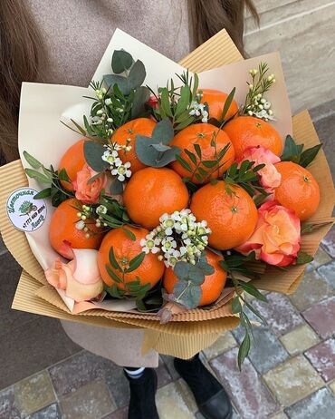 Buket güllər: Mandarinli və çiçəkli buket🍊 - Təzə mandarinlərdən hazırlanmış