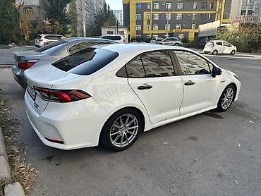prius s: Toyota Corolla: 2023 г., 1.8 л, Вариатор, Гибрид, Седан — 3