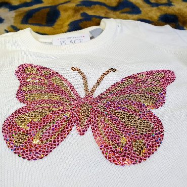 расческа бабочка in Кыргызстан | КОСМЕТИКА: Продам свитер.шикарная пайеточная бабочка на белоснежном свитереРазмер