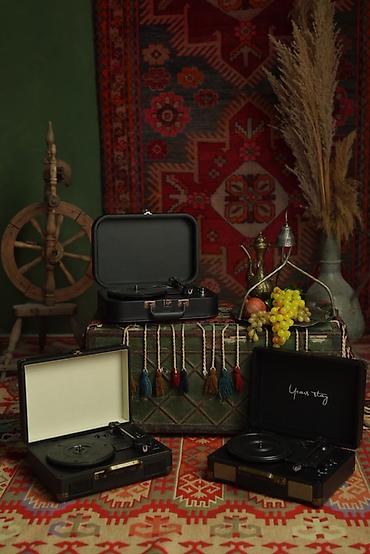retro gramofon: Vinil pikap – çamadan tipli portativ model - Retro çamadan dizaynı — 1