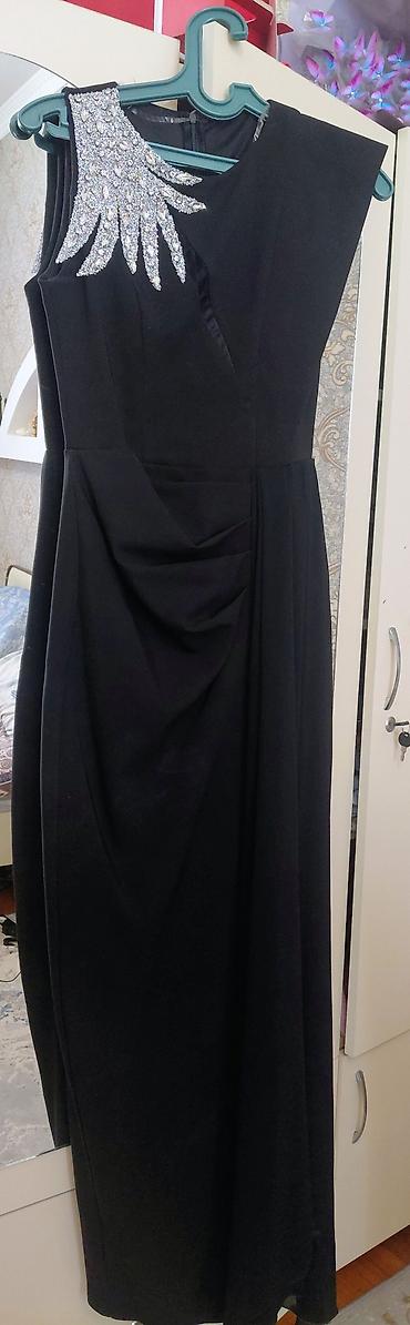 nike corab: Zərif axşam donu – qara rəng, maxi uzunluq. - Model: beldə kəmər — 2