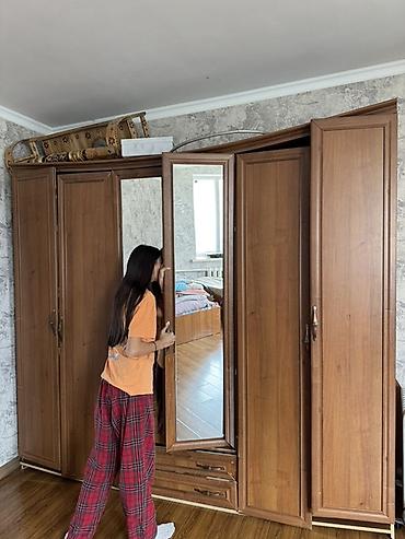 мебел спальня: Спальный гарнитур в классическом стиле, цвет тёплый орех. Состав: - — 5