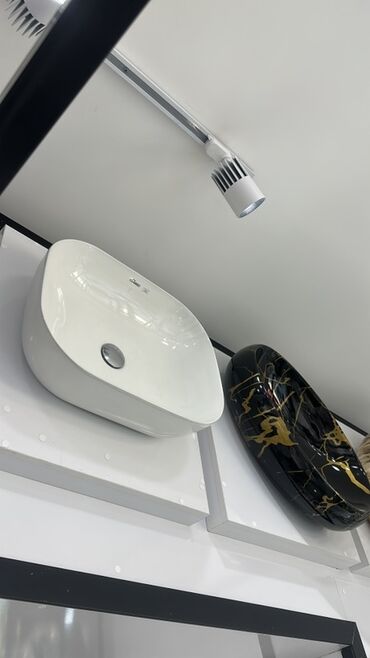 Unitazlar: Divara quraşdırılan, ağ rəngli bu tualet müasir vanna otağı dizaynları — 15