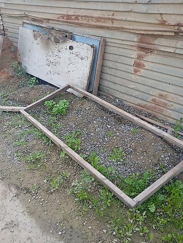su cəni isləmis: Taxta materiallar köhnə sökülmüş evin taxtaları taxta pəncərə — 2