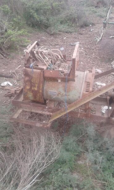 Digər biznes avadanlığı: Sənaye tipli köhnə elektrik generatoru və idarəetmə paneli dəsti - — 2