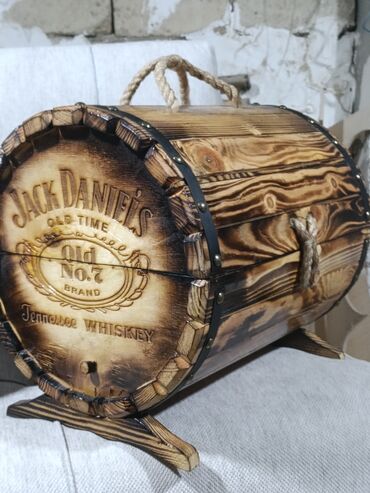 İşıqlandırma: Dekorativ “Jack Daniel’s Old No.7 Tennessee Whiskey” temalı taxta