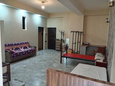 Üzüklər: Geniş və işıqlı studiya tipli mənzil. Açıq planlı böyük zalda bir neçə