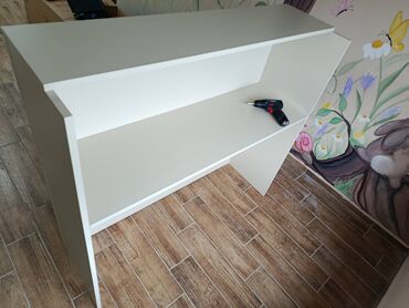 Ostali kancelarijski nameštaj: -Pult se izradjuje se od Univera debljine 18mm u beloj boji — 7