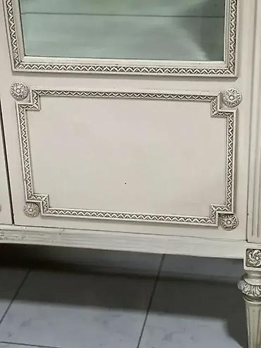 lenjivac: Stilska vitrina Dobro stanje sirina 111 cm dubina 42.5 cm visina 170 — 10