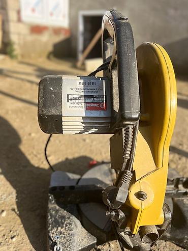Alətlər: Taxta kəsmə üçün elektrikli gönye dəzgahı (miter saw) və kiçik hava — 3