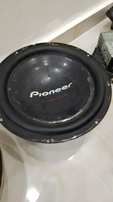 Dinamiklər və sabvuferlər: Pioneer 1400w 400rms basavik ustada olub ustunde catlari var