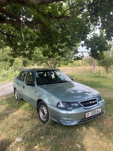 фары для нексии: Седан Daewoo Nexia, представленный в зеленом цвете, обладает