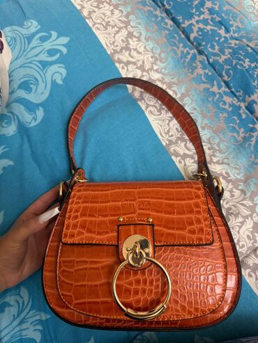 prada eynekleri qiymeti: Çiyin çantası, Yeni