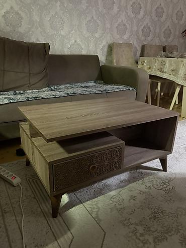 salon termo: Ağac teksturalı, modern üslubda salon üçün orta stol. Xüsusiyyətlər — 1