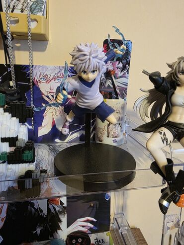 Sikkələr: Bu, Killua Zoldyck obrazını təsvir edən bir anime fiqurudur. Fiqur