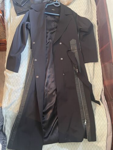 Другая женская одежда: Женское длинное пальто-тренч Renata Collection, черного цвета