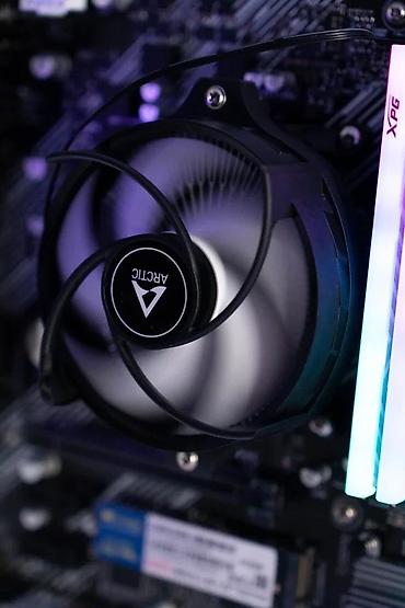 Ostali kompjuterski delovi: Kompjutersko kućište – kubni/micro-ATX format sa staklenim panelima i — 6