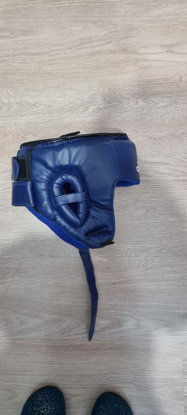 Əlcəklər: Adidas brendinin boks məşqləri və ya yarışlar üçün nəzərdə tutulmuş