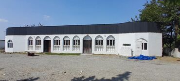 Binalar: Ağ rəngdə, geniş sahəyə malik, bir mərtəbəli bina. Bina müxtəlif -da lalafo.az — 2 Binalar: Ağ rəngdə, geniş sahəyə malik, bir mərtəbəli bina. Bina müxtəlif — 2