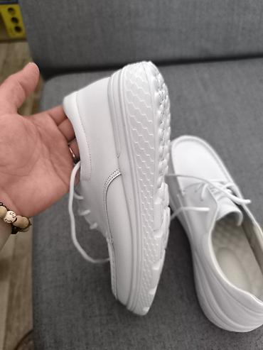 all star patike duboke: Bele ženske cipele sportskog-elegantnog stila, sa pertlanjem i punijim — 2